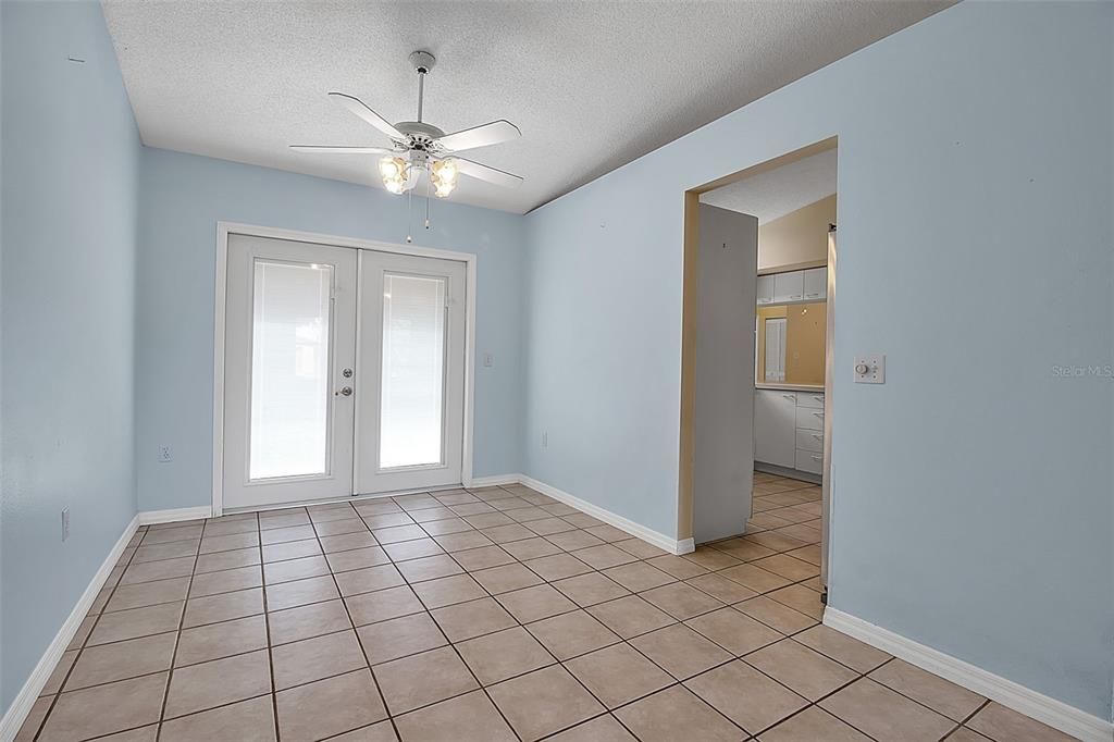 合同活跃: $439,900 (4 贝兹, 2 浴室, 1716 平方英尺)