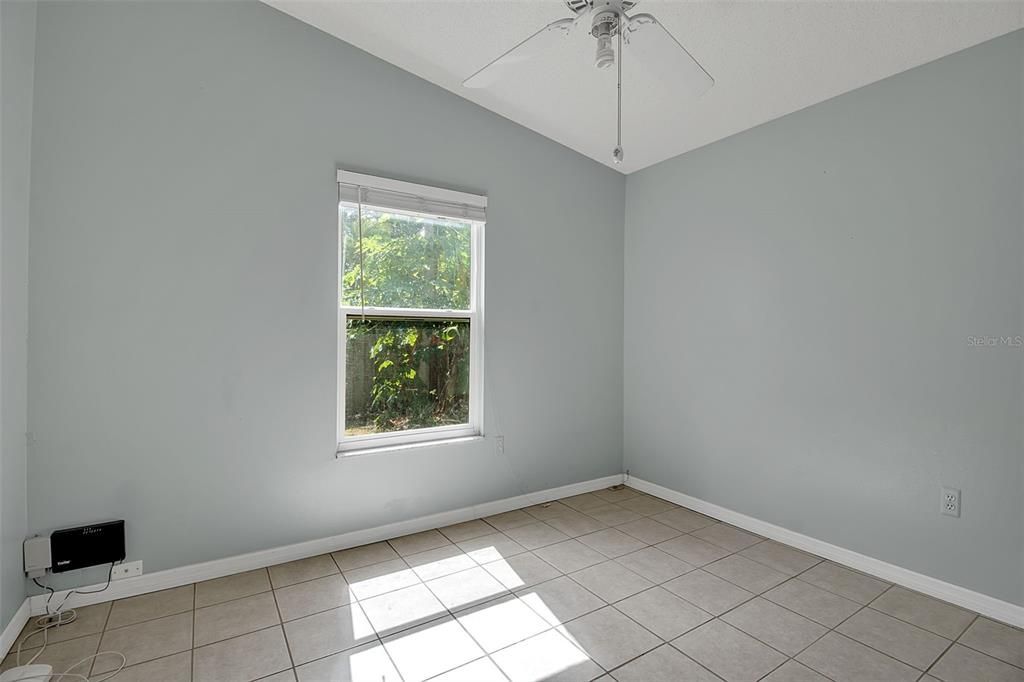 合同活跃: $439,900 (4 贝兹, 2 浴室, 1716 平方英尺)