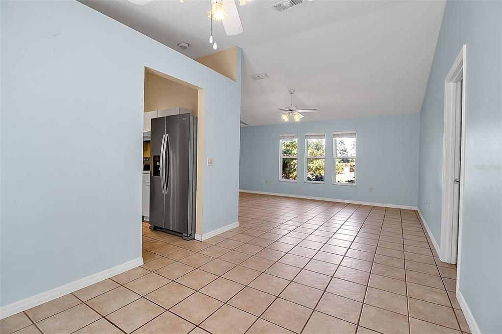 合同活跃: $439,900 (4 贝兹, 2 浴室, 1716 平方英尺)