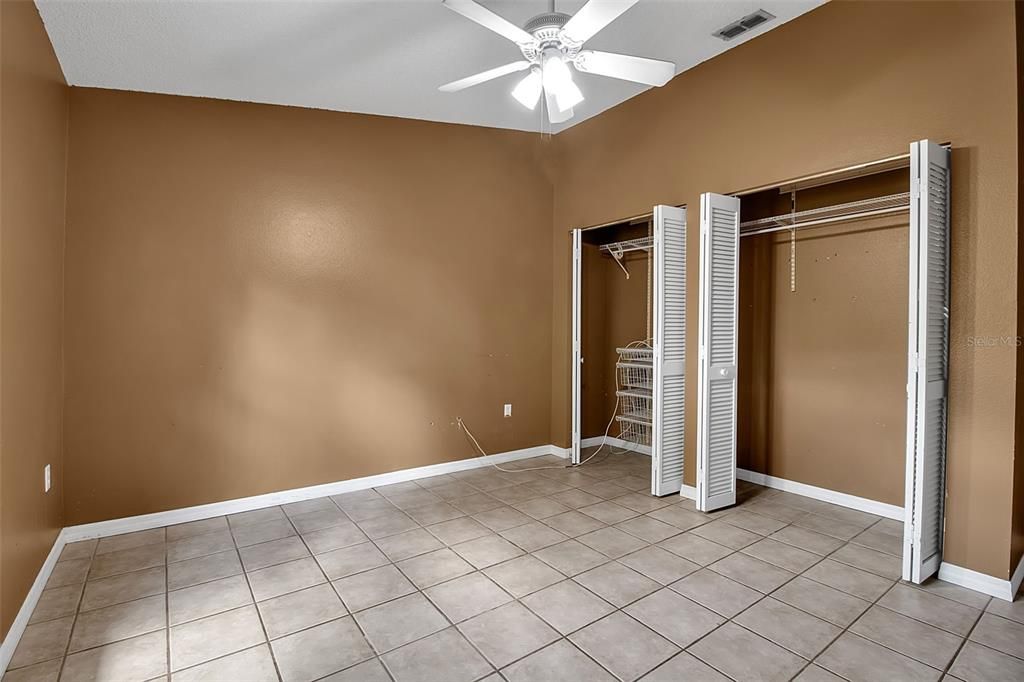 合同活跃: $439,900 (4 贝兹, 2 浴室, 1716 平方英尺)