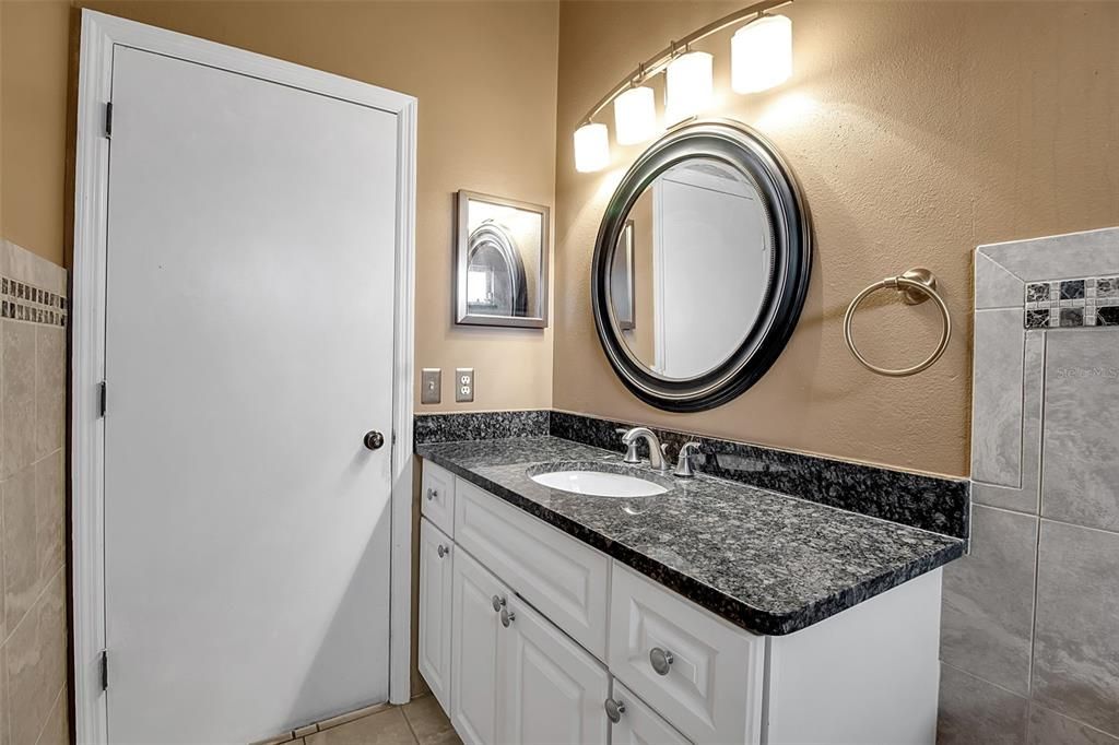 合同活跃: $439,900 (4 贝兹, 2 浴室, 1716 平方英尺)