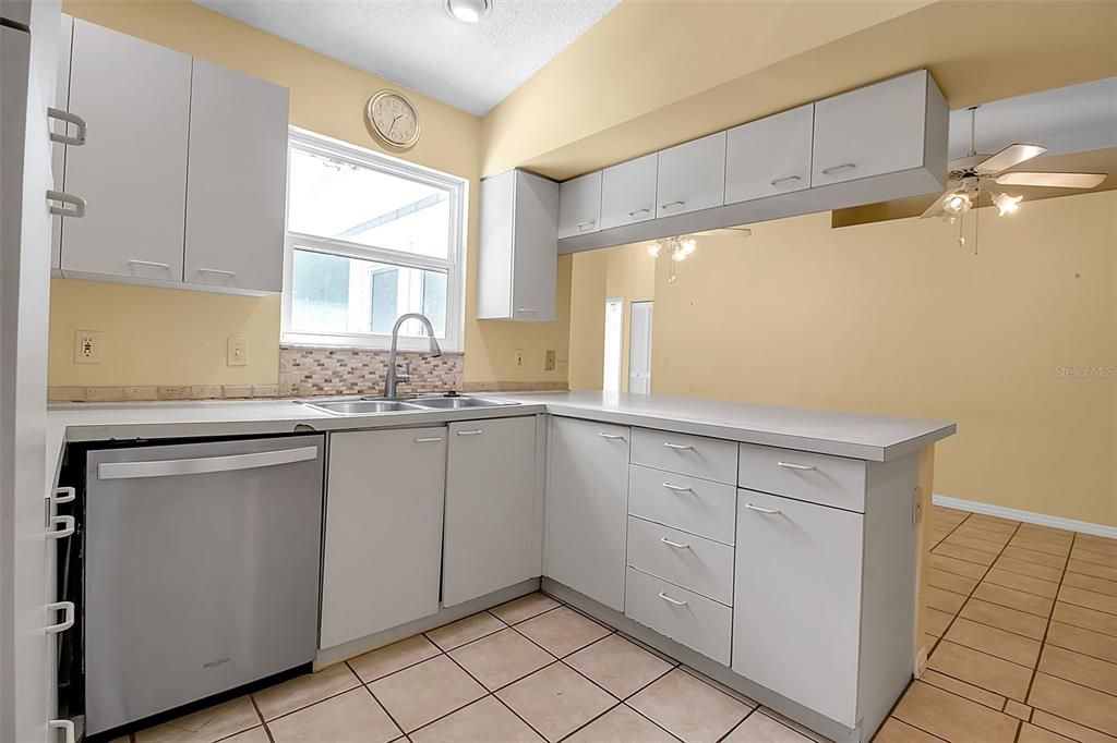 合同活跃: $439,900 (4 贝兹, 2 浴室, 1716 平方英尺)