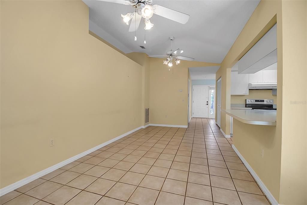 合同活跃: $439,900 (4 贝兹, 2 浴室, 1716 平方英尺)