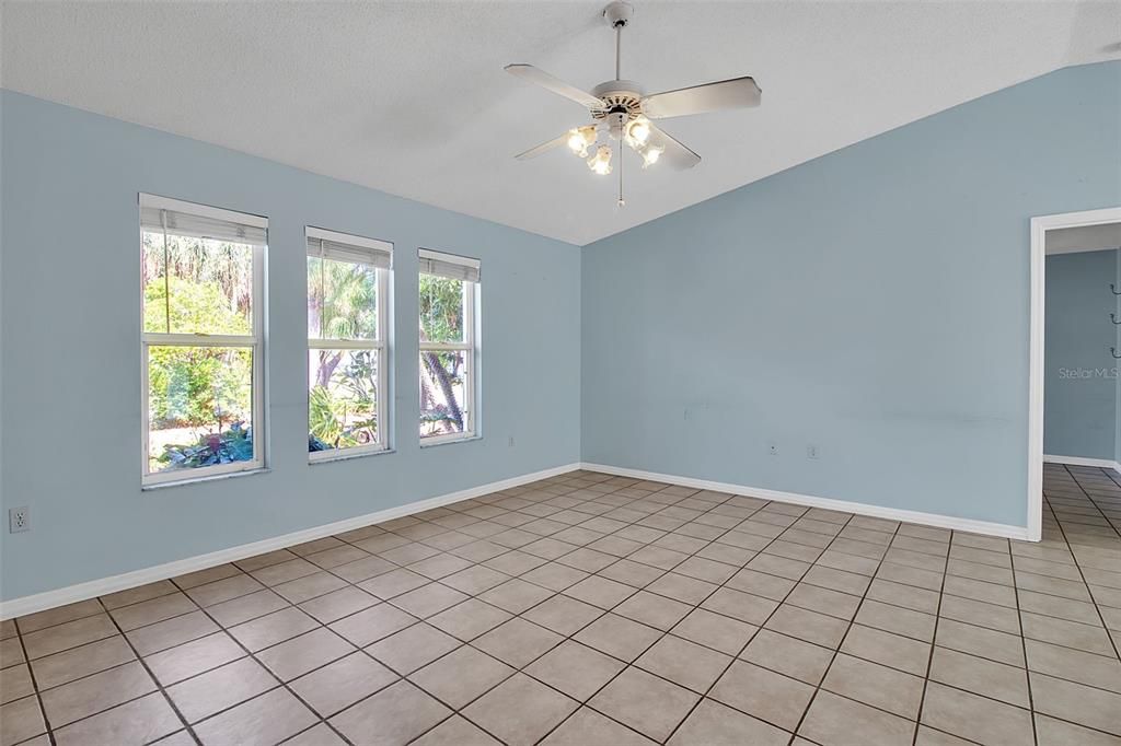 合同活跃: $439,900 (4 贝兹, 2 浴室, 1716 平方英尺)