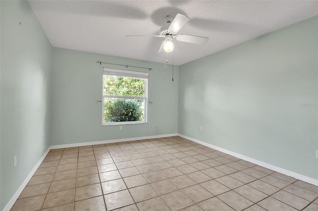 合同活跃: $439,900 (4 贝兹, 2 浴室, 1716 平方英尺)