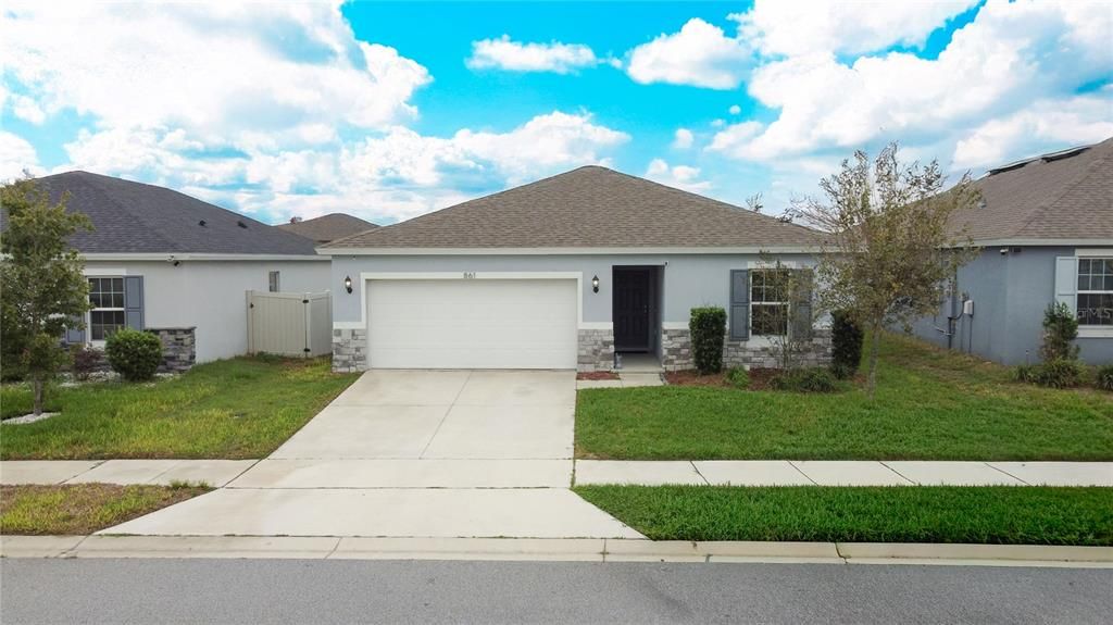 For Rent: $1,999 (3 beds, 2 baths, 1447 Square Feet)