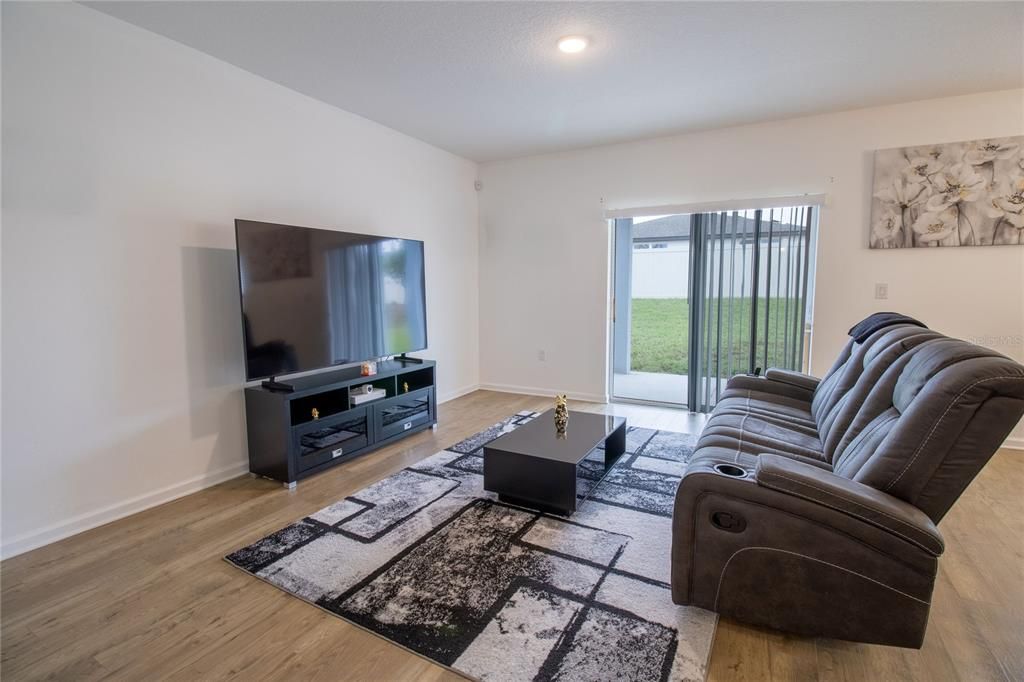 For Rent: $1,999 (3 beds, 2 baths, 1447 Square Feet)