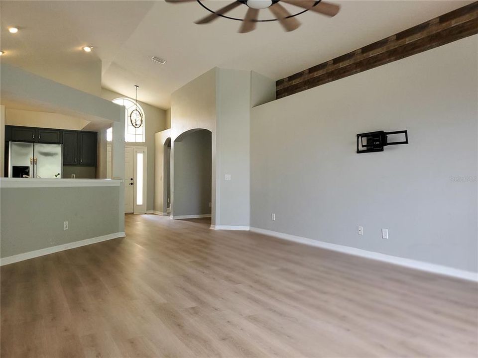 For Sale: $359,000 (4 beds, 3 baths, 1789 Square Feet)