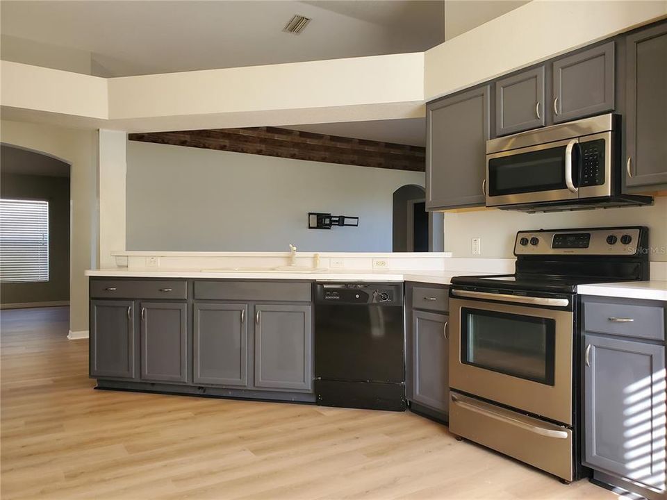 For Sale: $359,000 (4 beds, 3 baths, 1789 Square Feet)