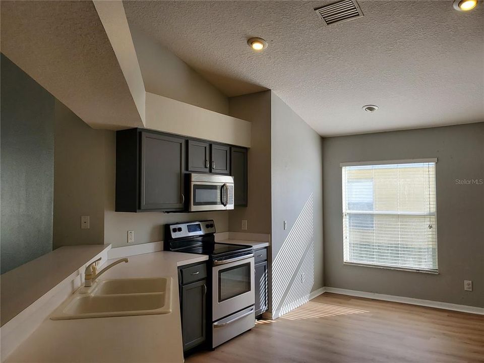 For Sale: $359,000 (4 beds, 3 baths, 1789 Square Feet)