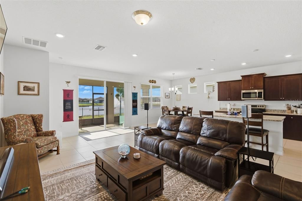 待售: $384,900 (4 贝兹, 2 浴室, 2046 平方英尺)