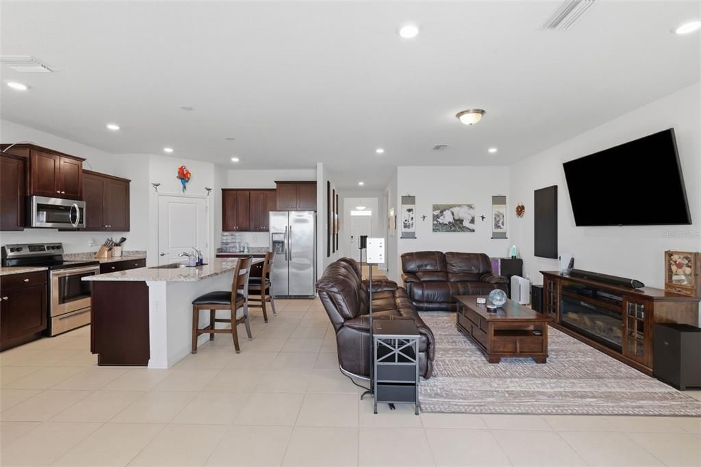 待售: $384,900 (4 贝兹, 2 浴室, 2046 平方英尺)