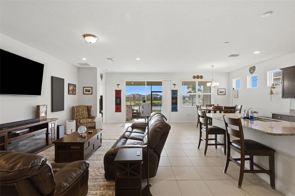 待售: $384,900 (4 贝兹, 2 浴室, 2046 平方英尺)