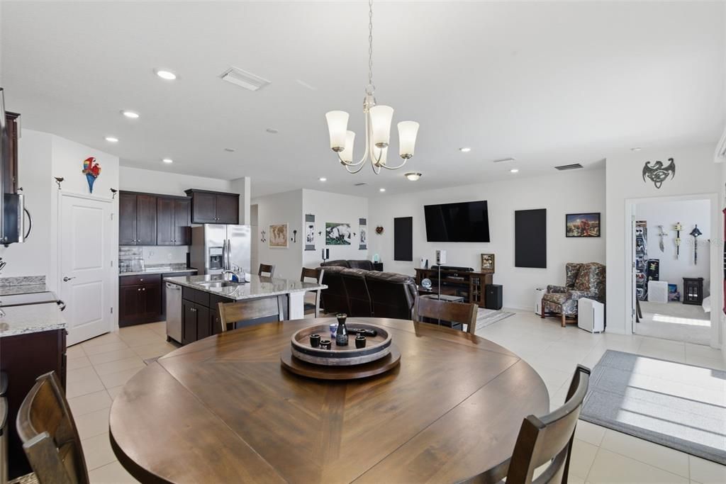 待售: $384,900 (4 贝兹, 2 浴室, 2046 平方英尺)