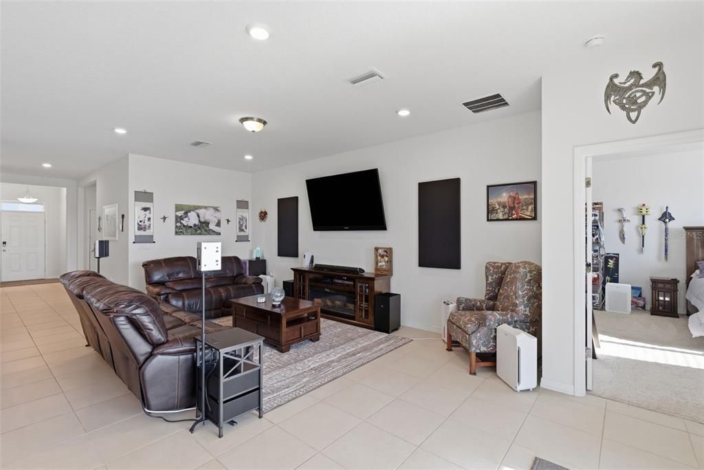 待售: $384,900 (4 贝兹, 2 浴室, 2046 平方英尺)