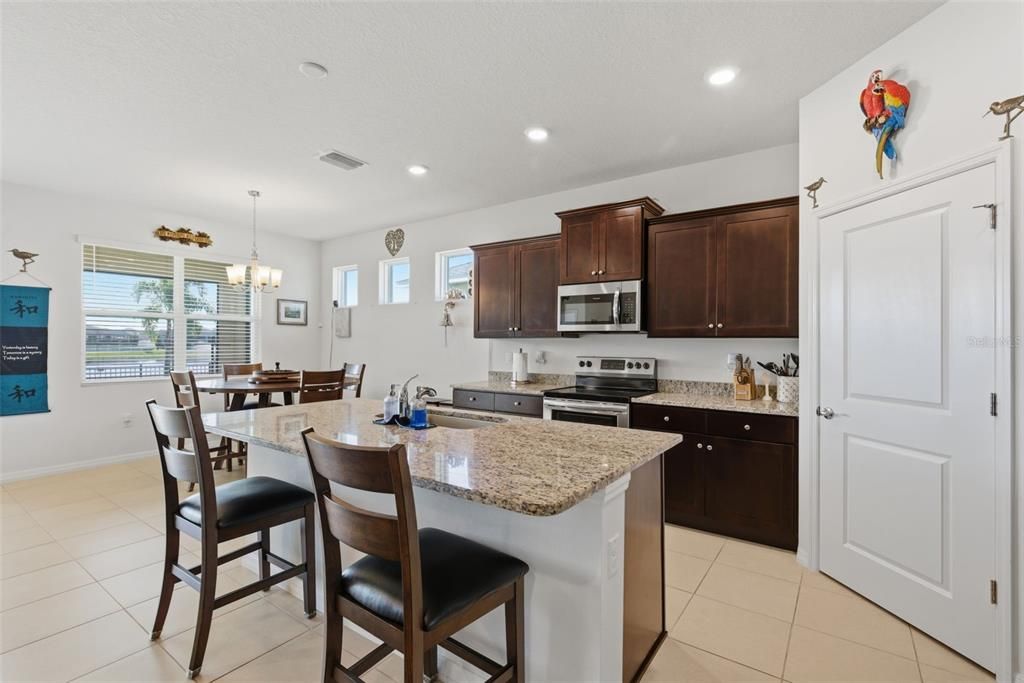 待售: $384,900 (4 贝兹, 2 浴室, 2046 平方英尺)