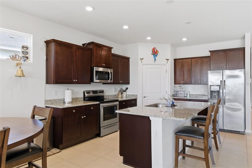 待售: $384,900 (4 贝兹, 2 浴室, 2046 平方英尺)