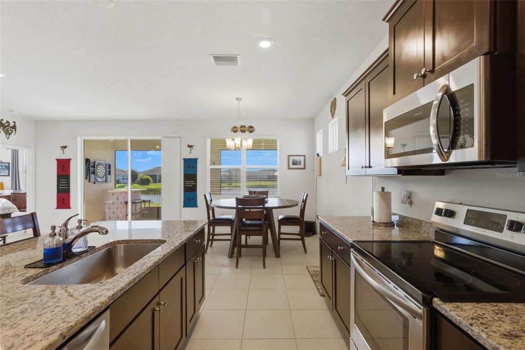 待售: $384,900 (4 贝兹, 2 浴室, 2046 平方英尺)