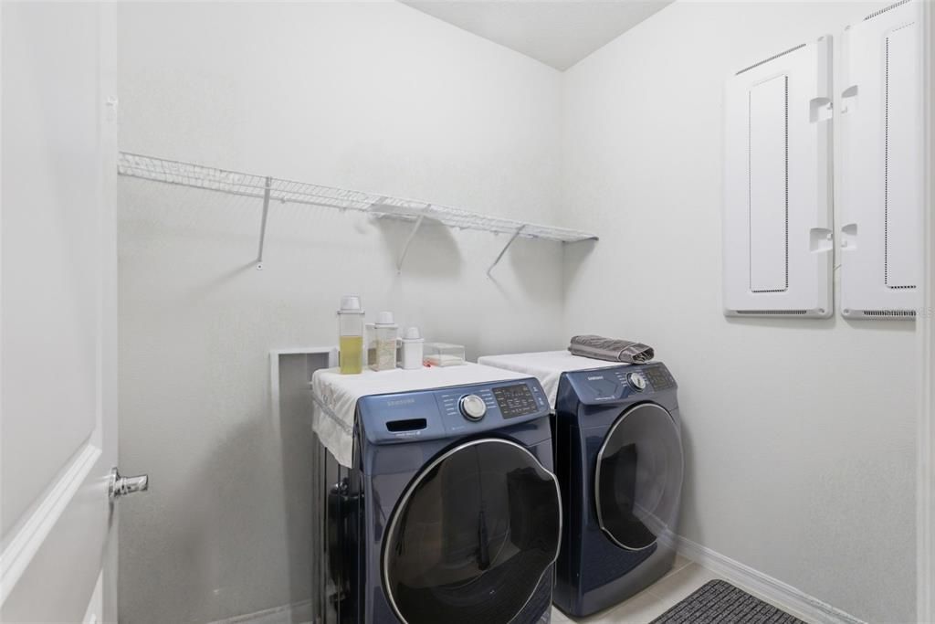 待售: $384,900 (4 贝兹, 2 浴室, 2046 平方英尺)