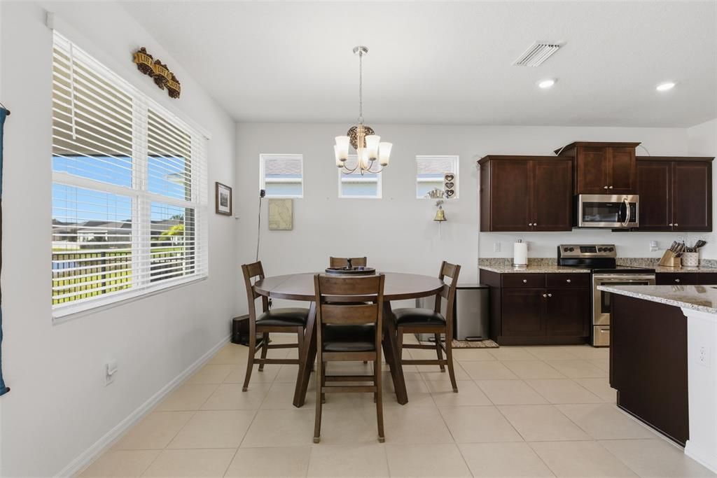 待售: $384,900 (4 贝兹, 2 浴室, 2046 平方英尺)