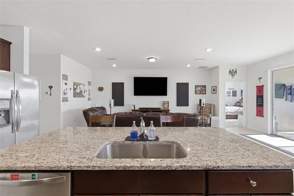 待售: $384,900 (4 贝兹, 2 浴室, 2046 平方英尺)