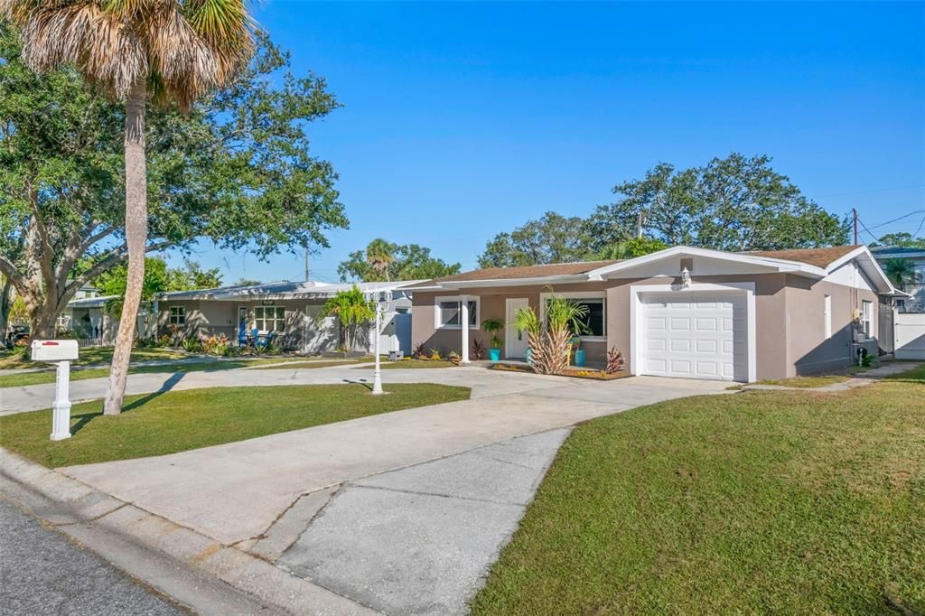 Под контрактом: $464,900 (3 спален, 2 ванн, 1551 Квадратных фут)