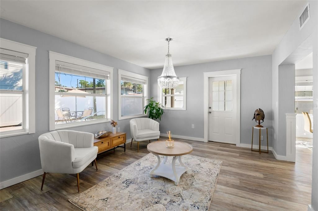 Под контрактом: $464,900 (3 спален, 2 ванн, 1551 Квадратных фут)