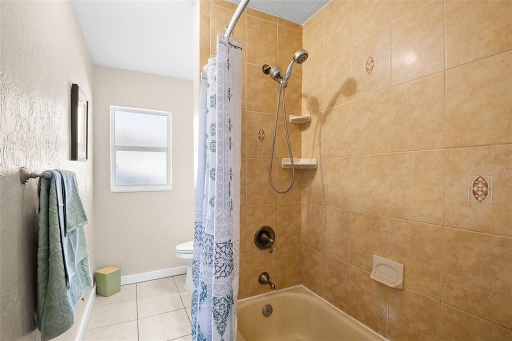 Под контрактом: $464,900 (3 спален, 2 ванн, 1551 Квадратных фут)