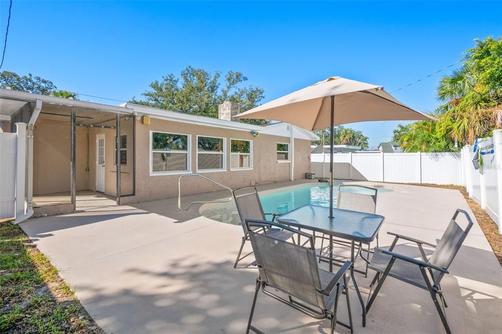 Под контрактом: $464,900 (3 спален, 2 ванн, 1551 Квадратных фут)