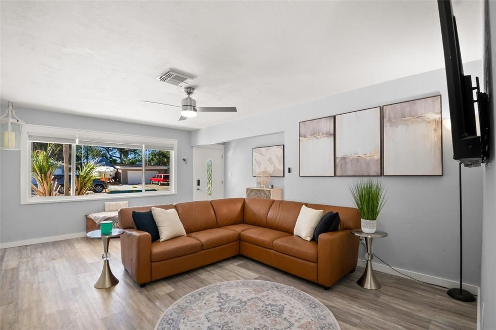 Под контрактом: $464,900 (3 спален, 2 ванн, 1551 Квадратных фут)