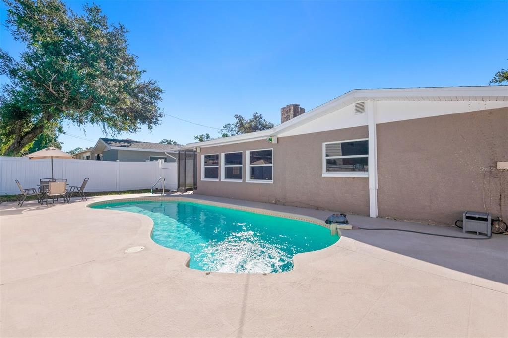 Под контрактом: $464,900 (3 спален, 2 ванн, 1551 Квадратных фут)