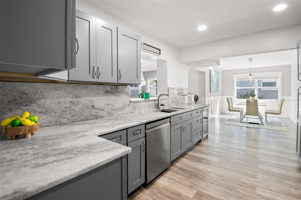 Под контрактом: $464,900 (3 спален, 2 ванн, 1551 Квадратных фут)