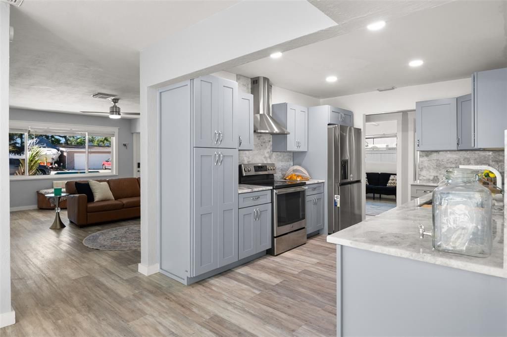 Под контрактом: $464,900 (3 спален, 2 ванн, 1551 Квадратных фут)