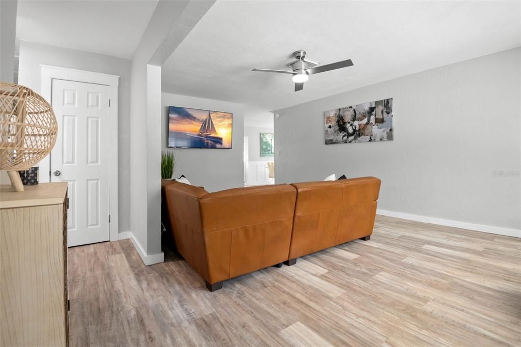 Под контрактом: $464,900 (3 спален, 2 ванн, 1551 Квадратных фут)