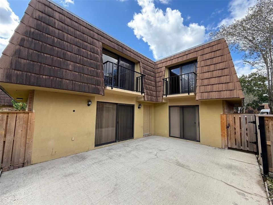 合同活跃: $1,750 (2 贝兹, 2 浴室, 1285 平方英尺)