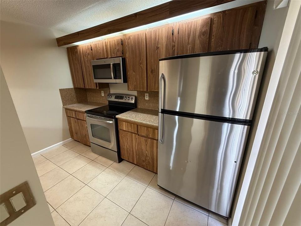 合同活跃: $1,750 (2 贝兹, 2 浴室, 1285 平方英尺)