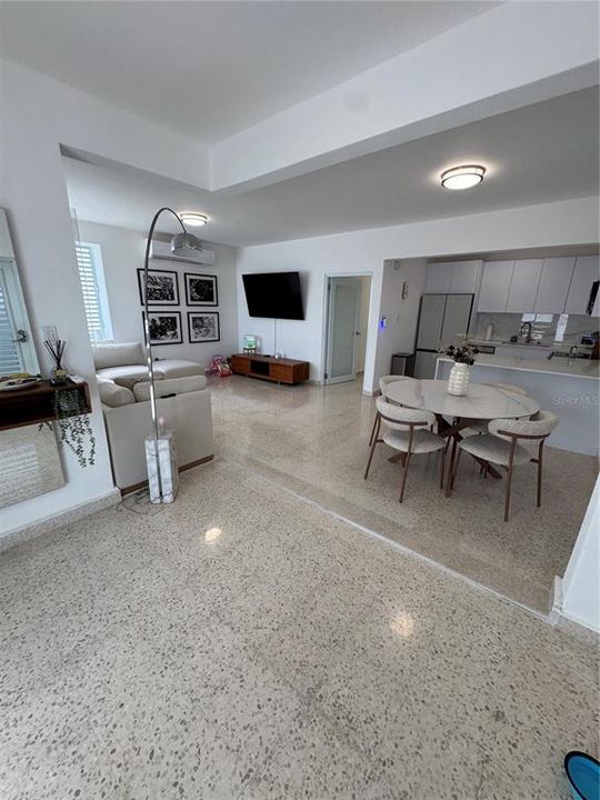 En Venta: $495,000 (5 camas, 2 baños, 1975 Pies cuadrados)