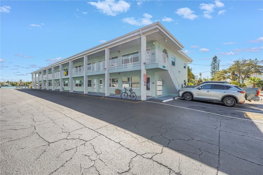 For Sale: $409,000 (1 beds, 1 baths, 570 Square Feet)