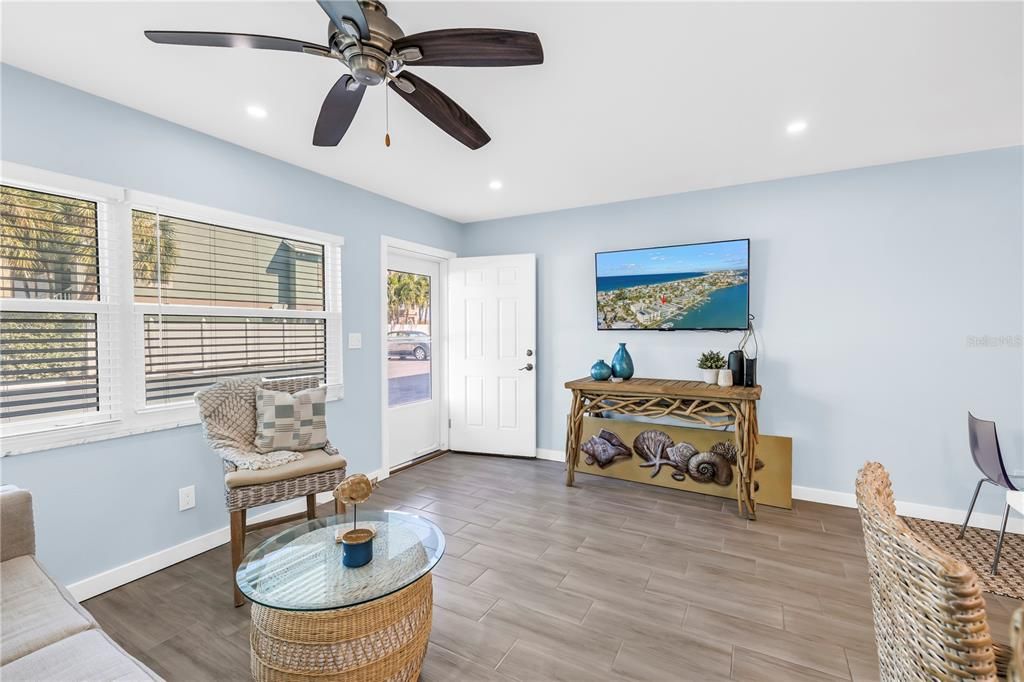 For Sale: $409,000 (1 beds, 1 baths, 570 Square Feet)