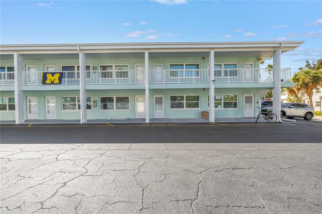 For Sale: $409,000 (1 beds, 1 baths, 570 Square Feet)