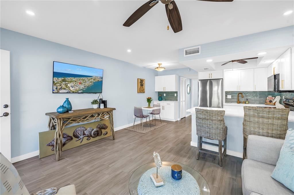 For Sale: $409,000 (1 beds, 1 baths, 570 Square Feet)