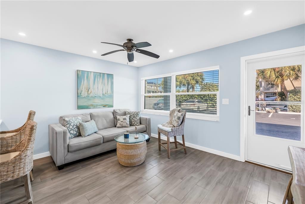 For Sale: $409,000 (1 beds, 1 baths, 570 Square Feet)