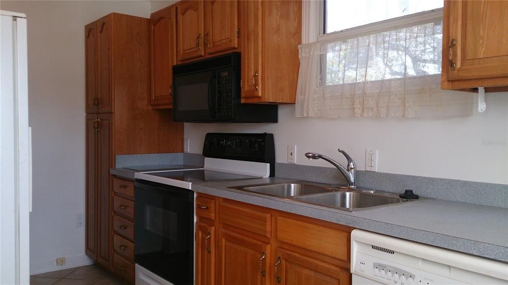 For Rent: $1,850 (2 beds, 2 baths, 912 Square Feet)