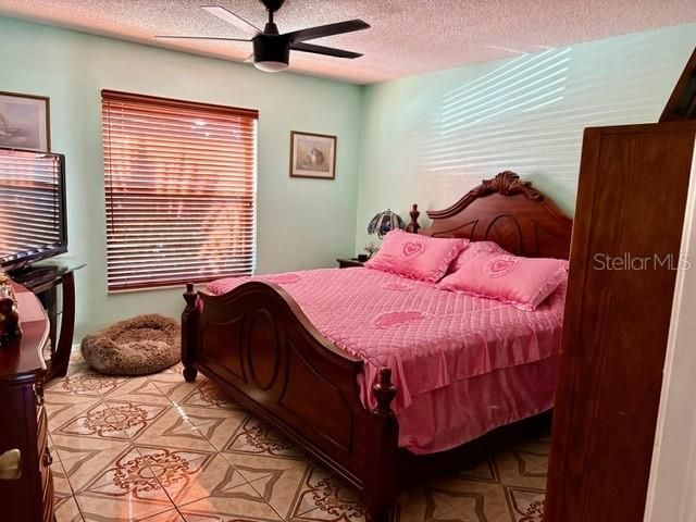 En Venta: $400,000 (3 camas, 2 baños, 1800 Pies cuadrados)