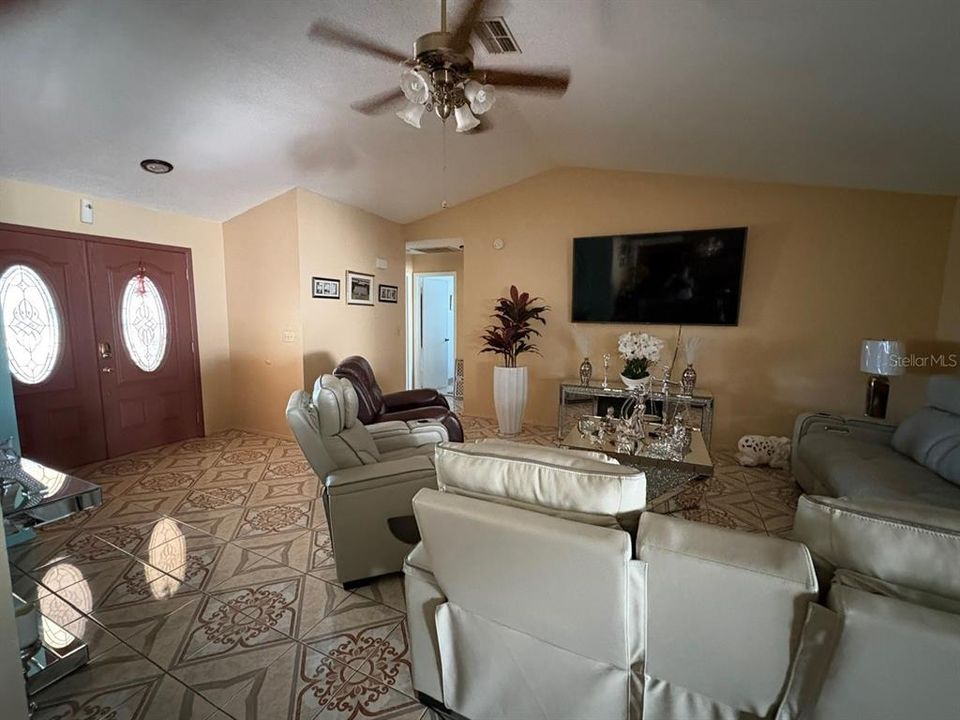 En Venta: $400,000 (3 camas, 2 baños, 1800 Pies cuadrados)