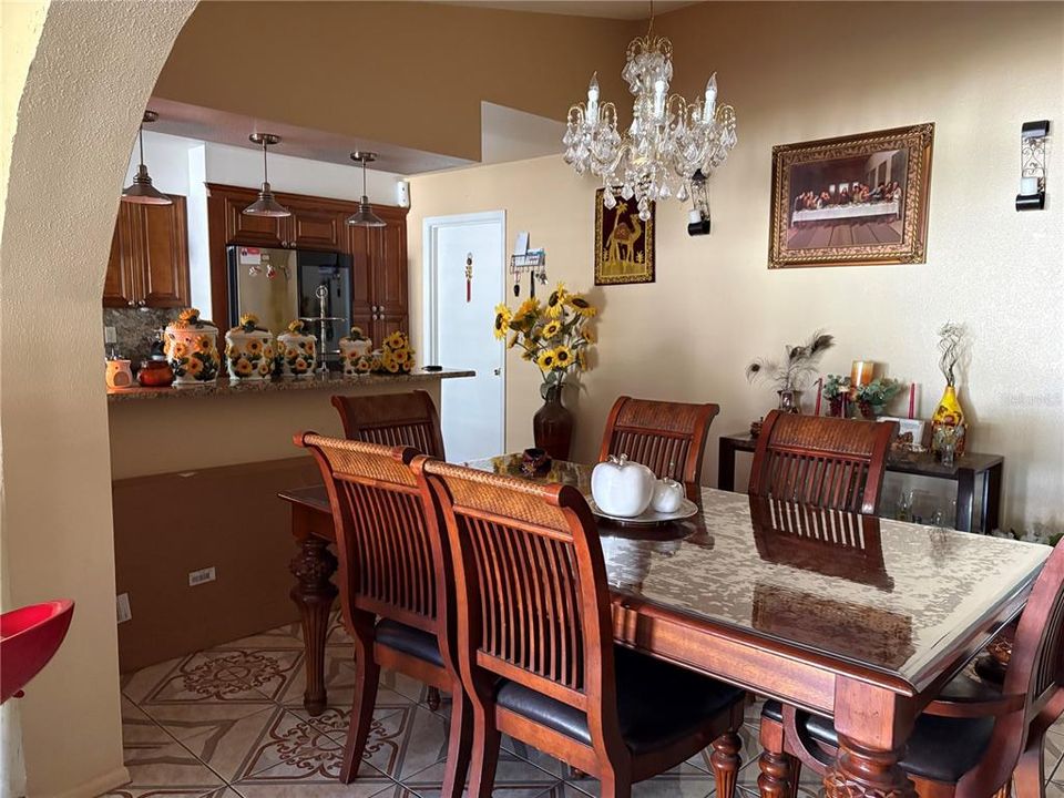 En Venta: $400,000 (3 camas, 2 baños, 1800 Pies cuadrados)