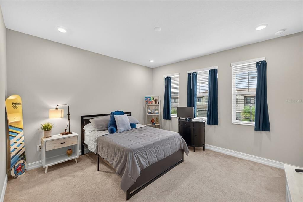 出租: $3,000 (3 贝兹, 2 浴室, 2048 平方英尺)