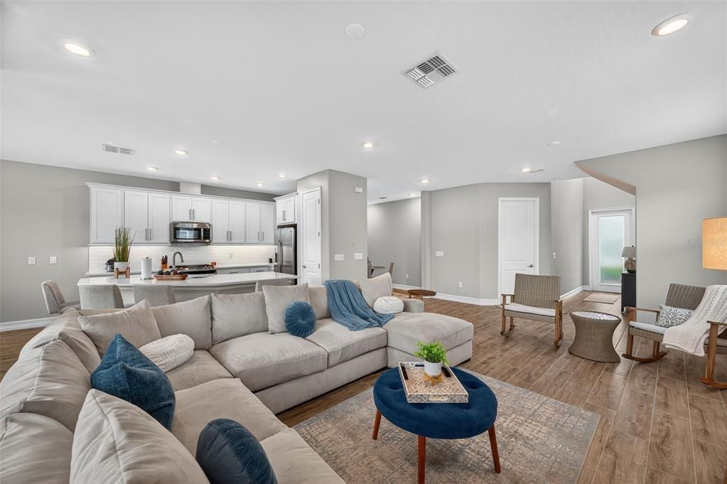 出租: $3,000 (3 贝兹, 2 浴室, 2048 平方英尺)