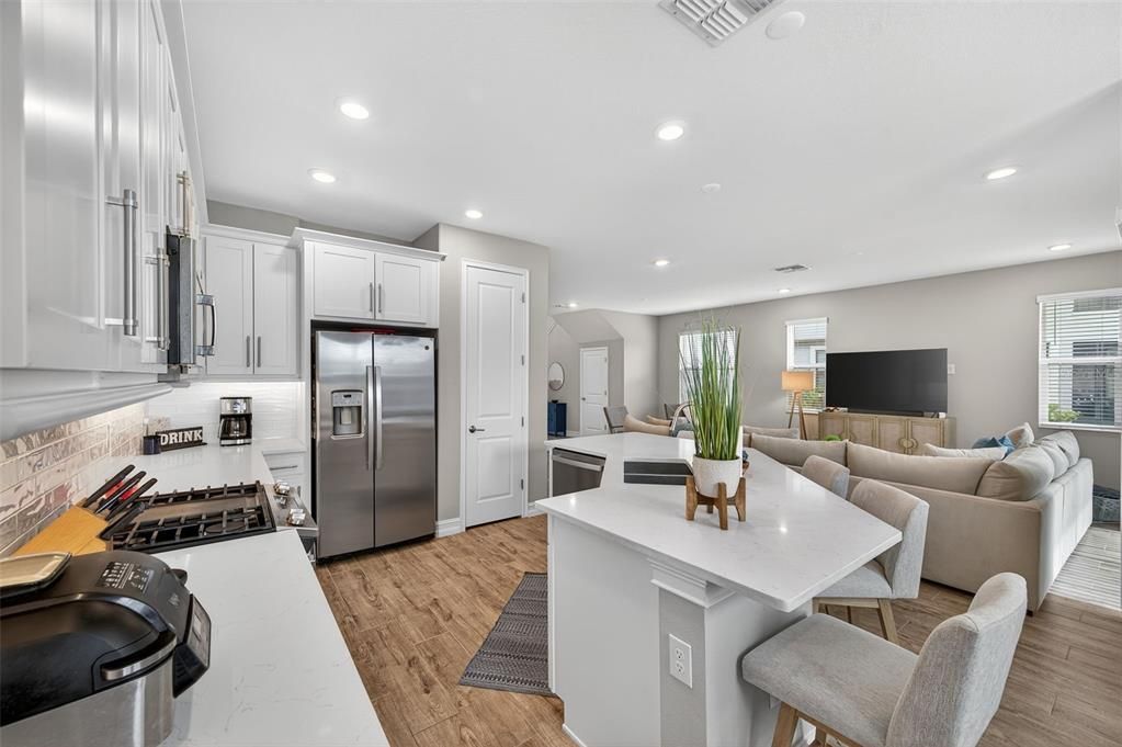 出租: $3,000 (3 贝兹, 2 浴室, 2048 平方英尺)