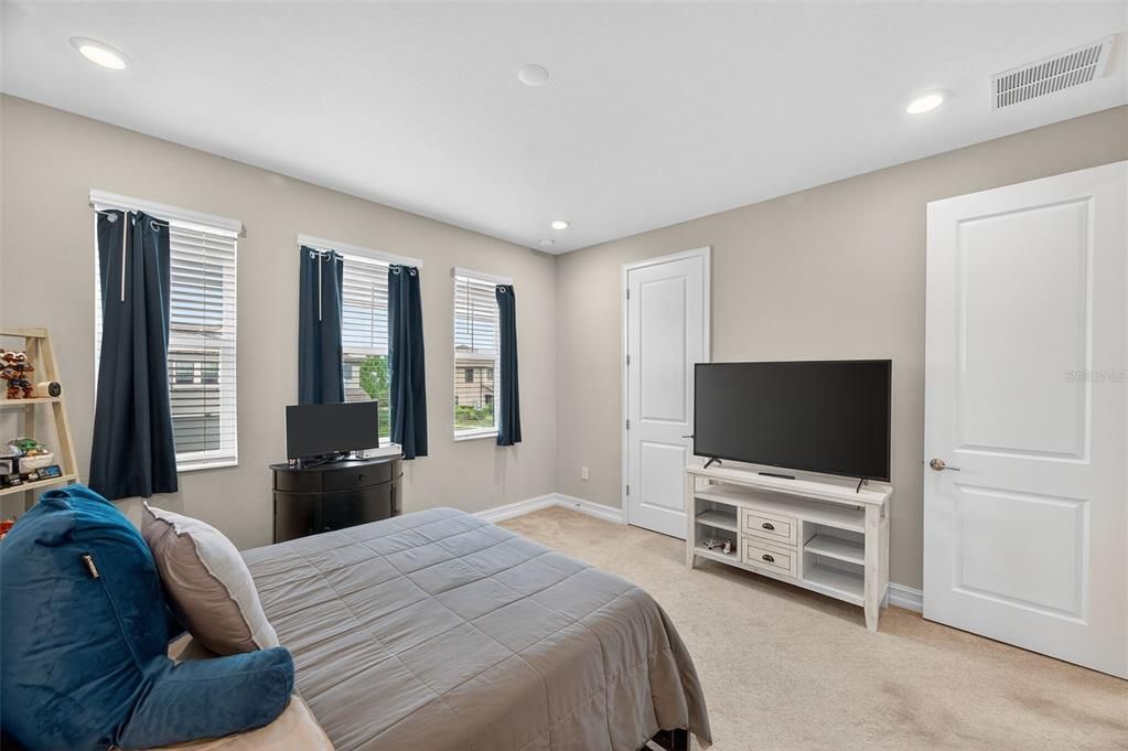 出租: $3,000 (3 贝兹, 2 浴室, 2048 平方英尺)